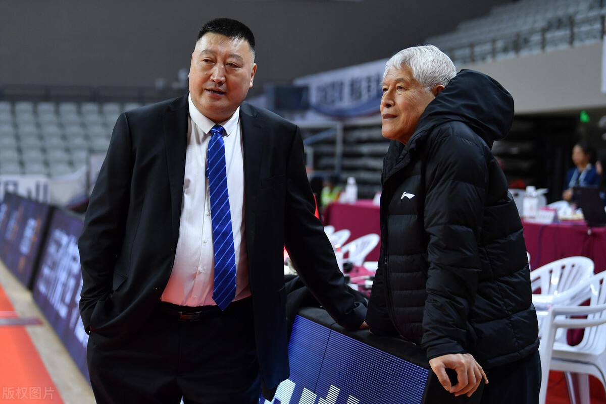 篮球教练因表现优异获奖，球队士气大增的简单介绍