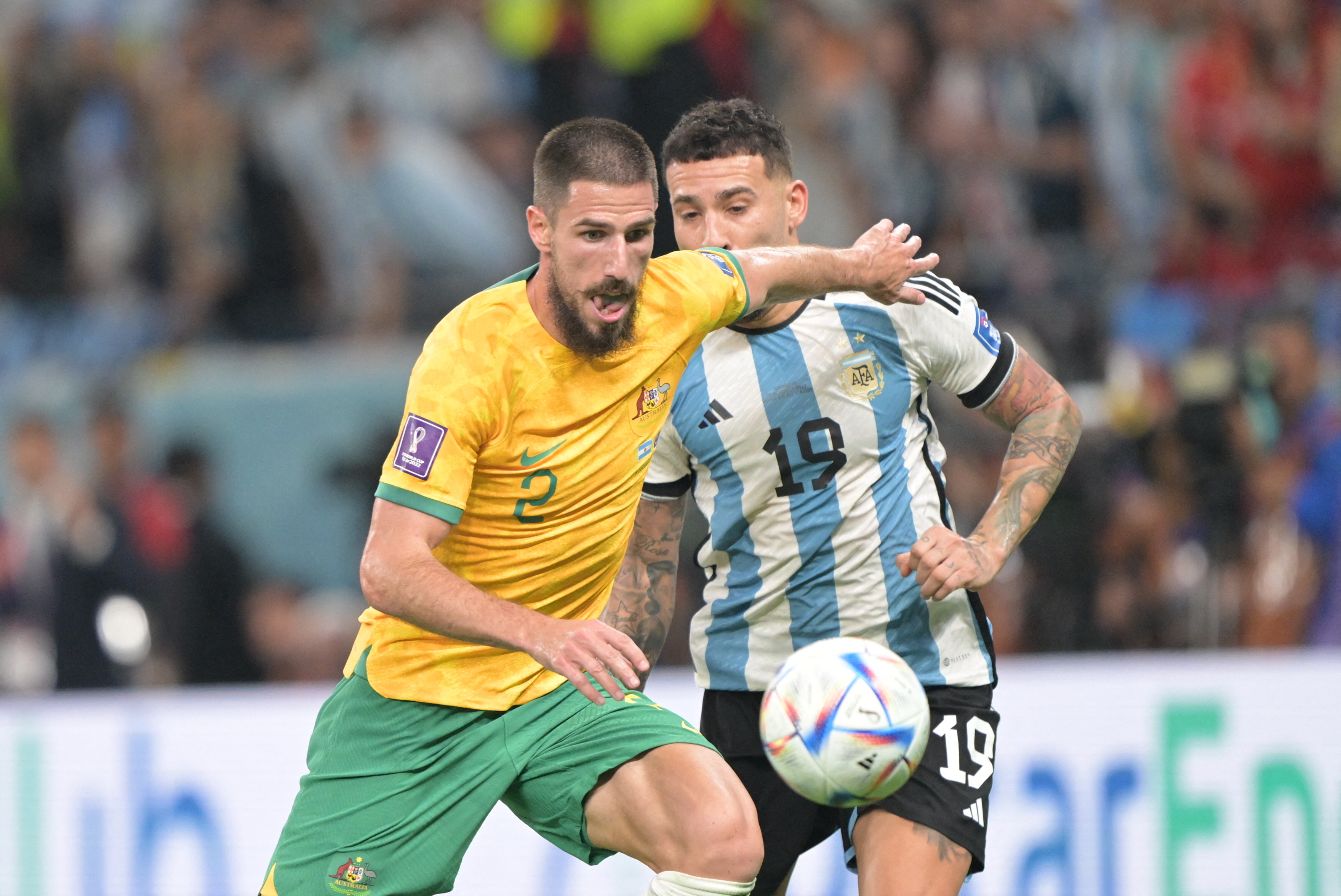 包含英国球队成功签下澳大利亚国脚后卫的词条