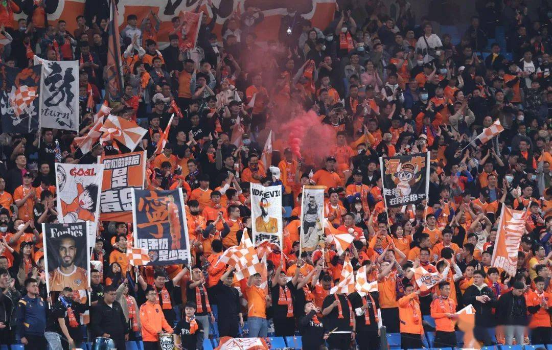 国际杯赛开幕，球迷狂热支持的简单介绍