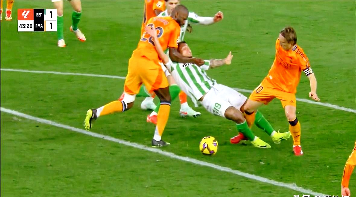 战术奏效！皇马双翼齐飞压制巴黎圣日耳曼整场无力还手！的简单介绍